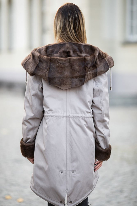 Beżowa parka obszyta naturalnym futrem norki