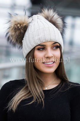 Czapka wełniana z mankietem w kolorze ecru z dwoma pomponami w rozmiarze XXL  z naturalnego  futra jenota.