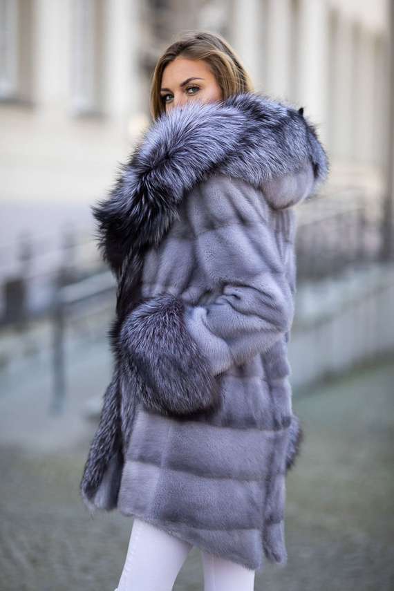 Szare futro z grzbietów norek oraz lisa