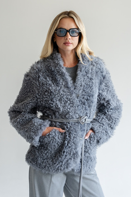 Naturalny jasno szary kożuch ze skór jagnięcych