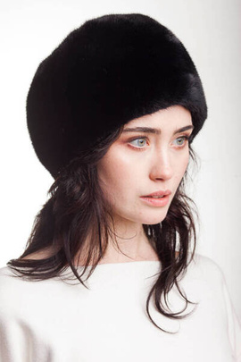 Czarna czapka z naturalnego futra norki