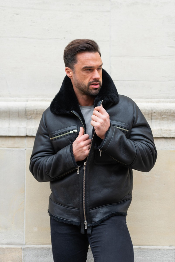 Czarna kurtka skórzana typu pilotka