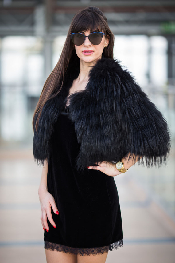 Futro z naturalnego jenota w kolorze czarnym