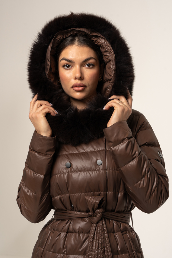 Brązowy puchowy płaszcz damski z kapturem obszyty naturalnym futrem lisa w kolorze czekolady