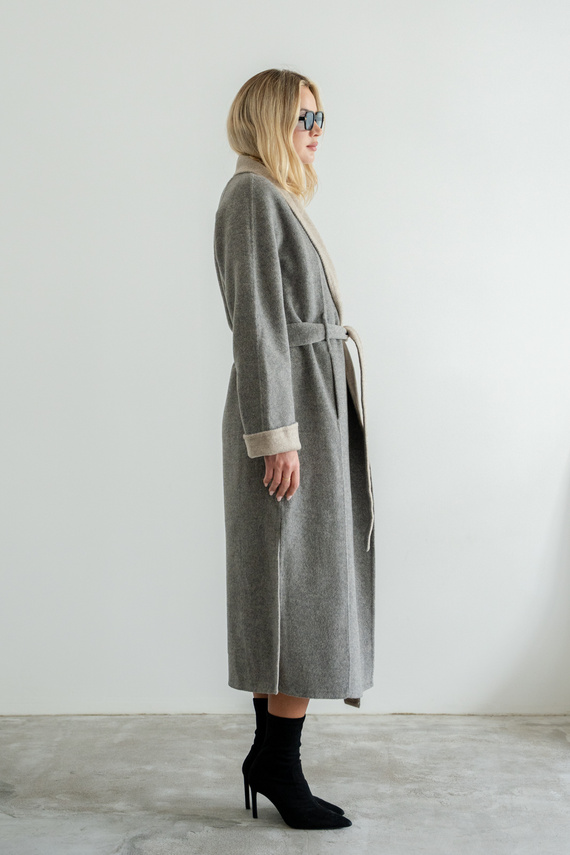 Kaszmirowy płaszcz w kolorze szaro beżowym