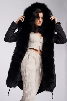 Parka damska obszyta naturalnym futrem lisa w kolorze czarnym