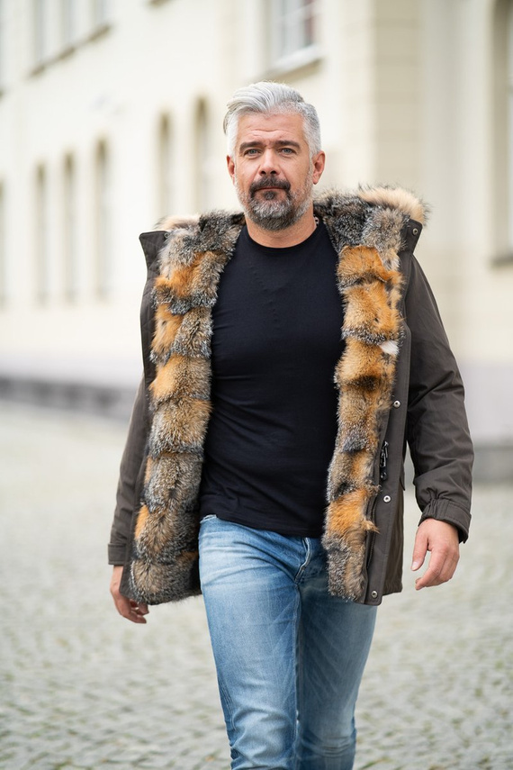 Kurtka męska typu parka ocieplana naturalnym futrem lisa argentyńskiego.