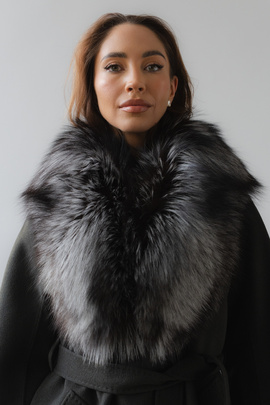 Srebrny futrzany kołnierz z lisa