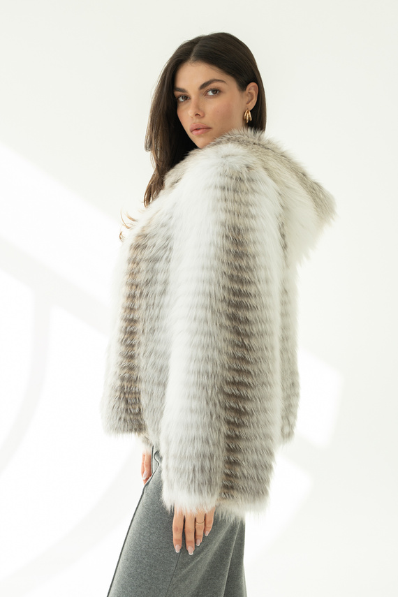 Stylowe futro z kapturem z lisów Shadow naturalnych w odcieniach szarości i bieli