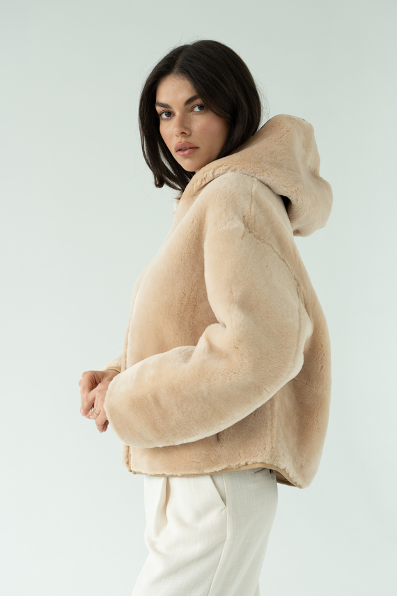 Beżowy kożuch  z kapturem ze skór jagnięcych typu merino