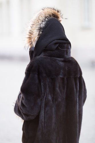 Szalokaptur obszyty naturalnym futrem z jenota