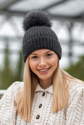 Kaszmirowa czapka w kolorze grafitowym z futrzanym pomponem
