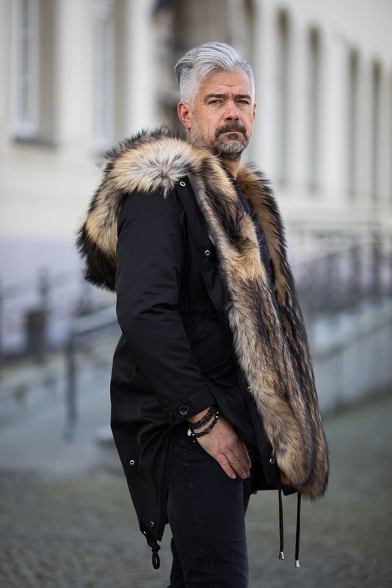 Kurtka męska typu parka bogato obszyta naturalnym futrem jenota