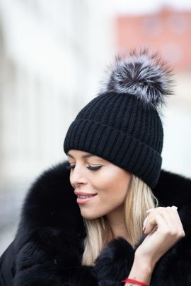 Czapka  wełniana z pomponem z naturalnego futra lisa.