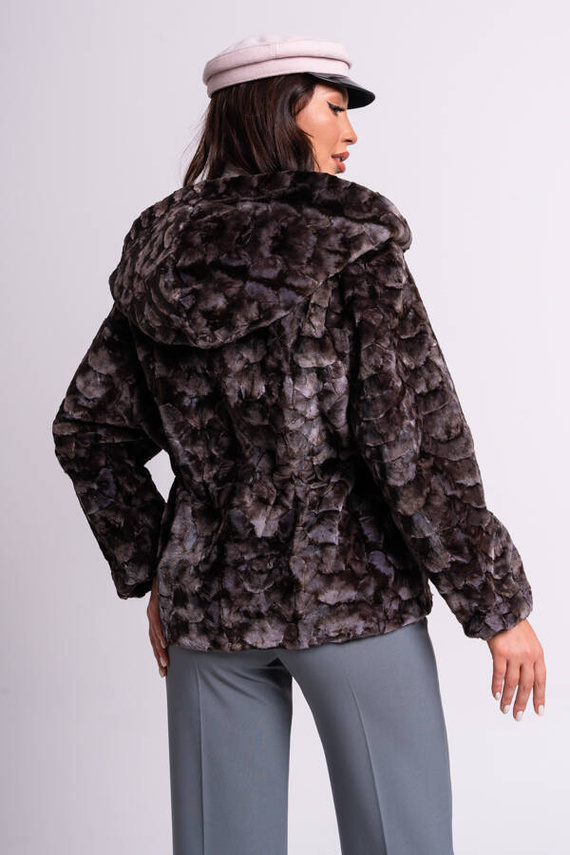 Brązowe futro z grzbietów norek z kapturem