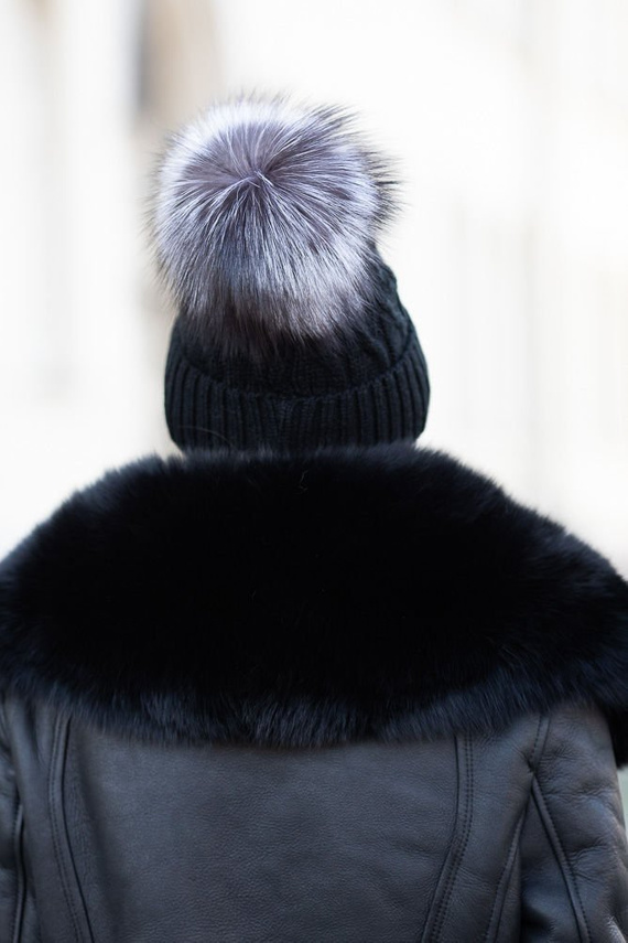 Czarna czapka wełniana z pomponem z naturalnego futra lisa srebrnego.