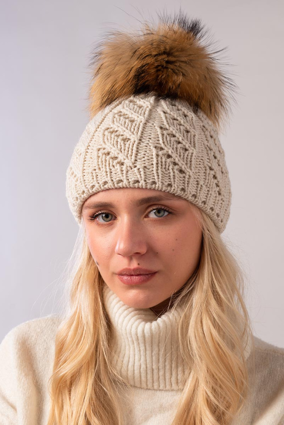 Beżowa czapka wełniana z pomponem z naturalnego futra jenota