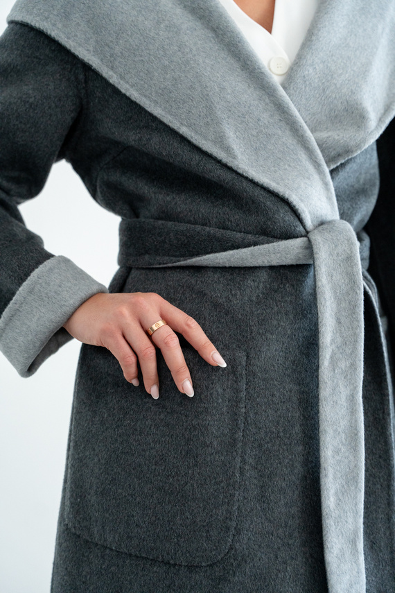 Kaszmirowy dwustronny płaszcz w kolorze szarym