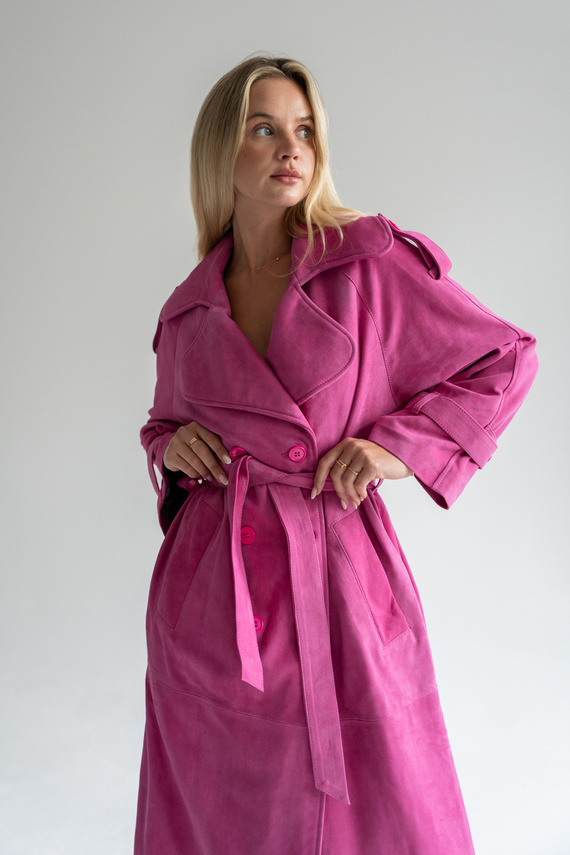 Fuksiowy zamszowy trench z naturalnej skóry
