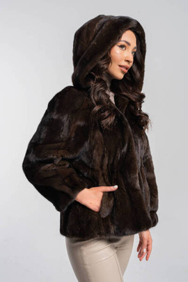 Brązowe futro z grzbietów norek z kapturem