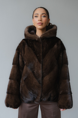 Brązowe futro z kapturem z naturalnych norek palomino