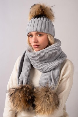 Szary komplet wełniany szalik oraz czapka z pomponami z futra jenota