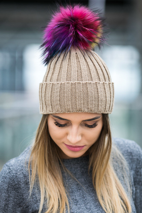 Czapka wełniana z mankietem z pomponem z naturalnego futra jenota - multikolor.