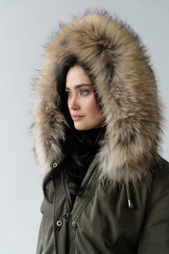 Zielona parka damska obszyta naturalnym  futrem jenota