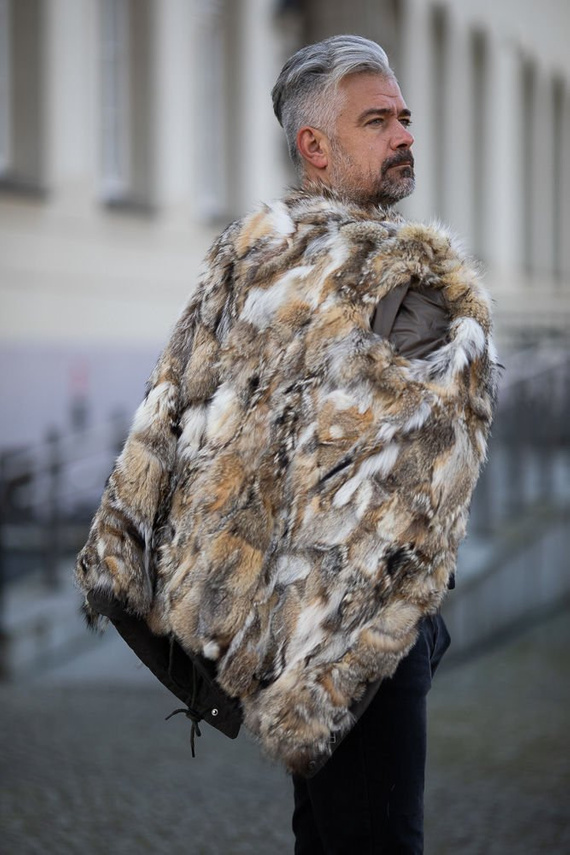 Khaki kurtka męska typu parka bogato obszyta naturalnym futrem rysia kanadyjskiego