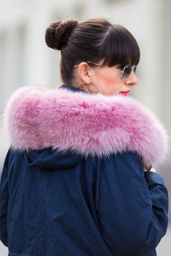 Futrzane obszycie na kaptur z naturalnego futra lisa w kolorze jasno różowym.