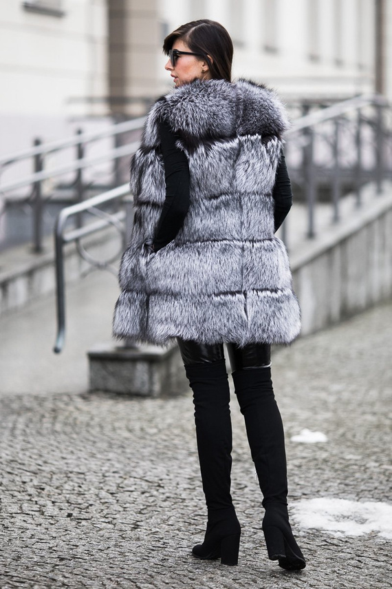 Futrzana kamizelka z naturalnego futra lisa srebrnego.