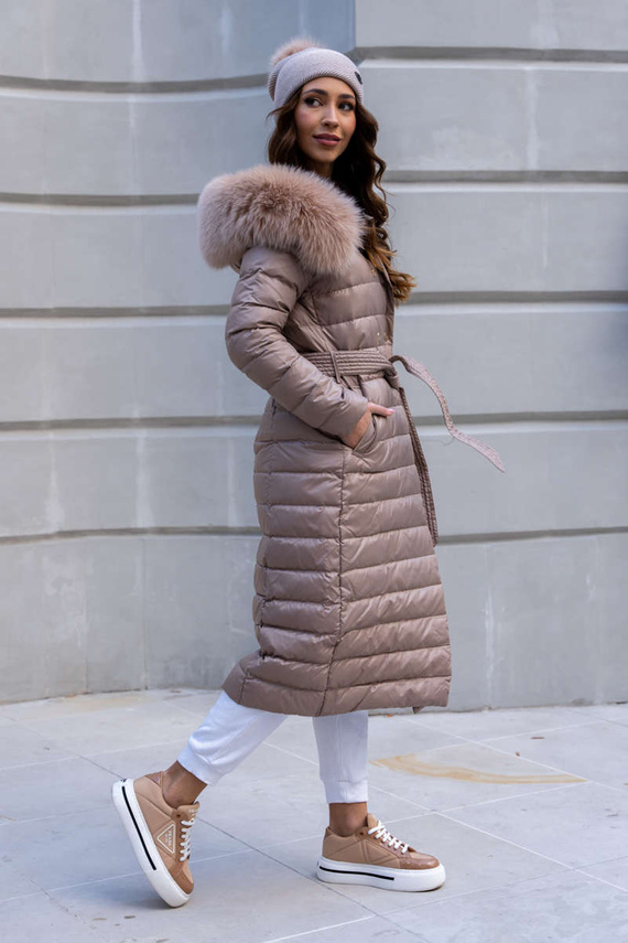 Beżowy puchowy płaszcz damski z kapturem obszyty naturalnym futrem lisa