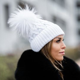 Czapka wełniana z pomponem z naturalnego futra białego jenota.
