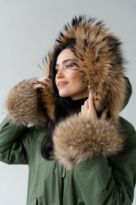 Zielona parka damska obszyta naturalnym  futrem jenota