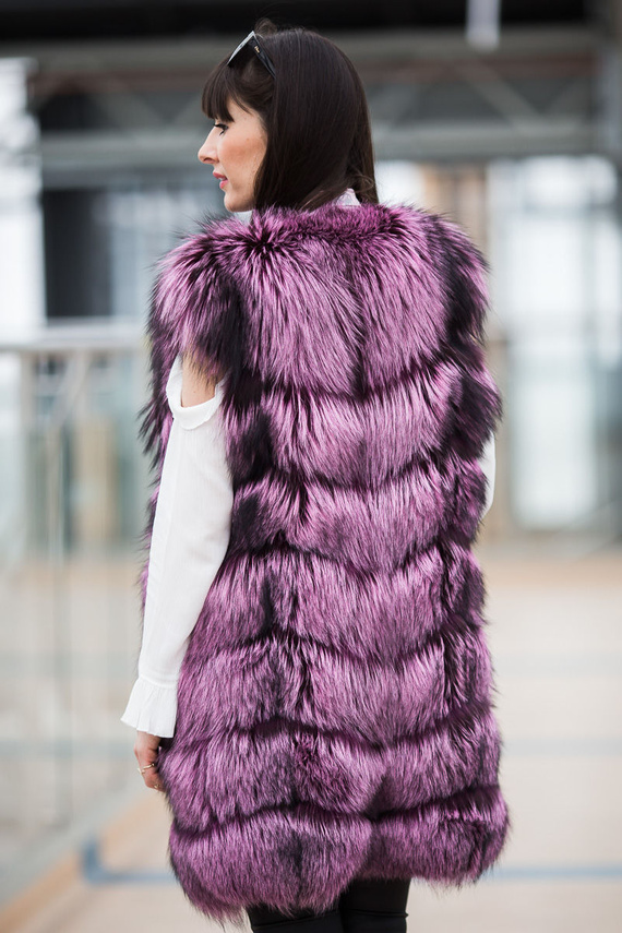 Futrzana kamizelka z naturalnego futra lisa w kolorze lila.