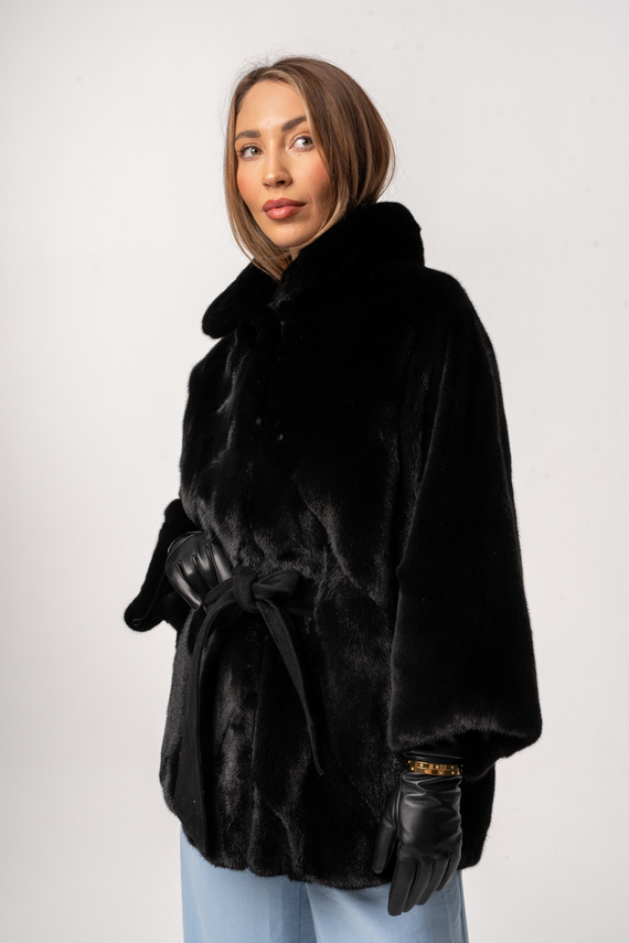 Czarne futro w stylu poncza z naturalnych norek