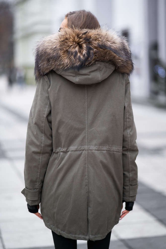 Parka damska z naturalnym futrem jenota.