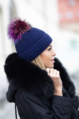 Czapka  wełniana z pomponem z naturalnego futra lisa.