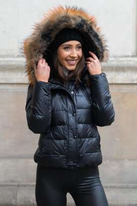 Czarna kurtka Kali z futrzanym kapturem
