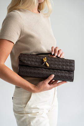 Brązowa kopertowa torebka z plecionej skóry