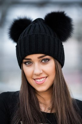 Czapka wełniana z mankietem w kolorze czarnym z dwoma pomponami w rozmiarze XXL z naturalnego  futra lisa piesaka  barwionego na kolor czarny.