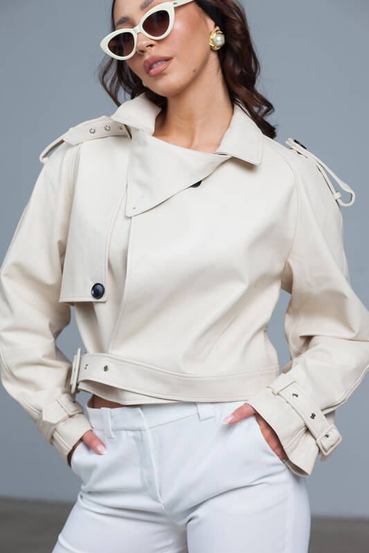 Kremowa skórzana ramoneska o podkreślonej linii ramion