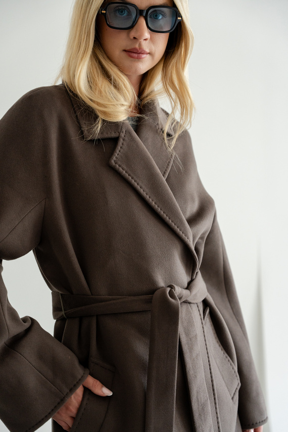 Jesienny płaszcz w kolorze taupe