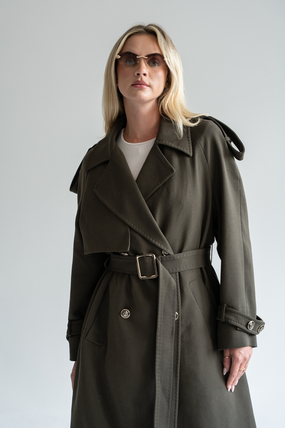 Oliwkowy płaszcz w stylu militarnym 