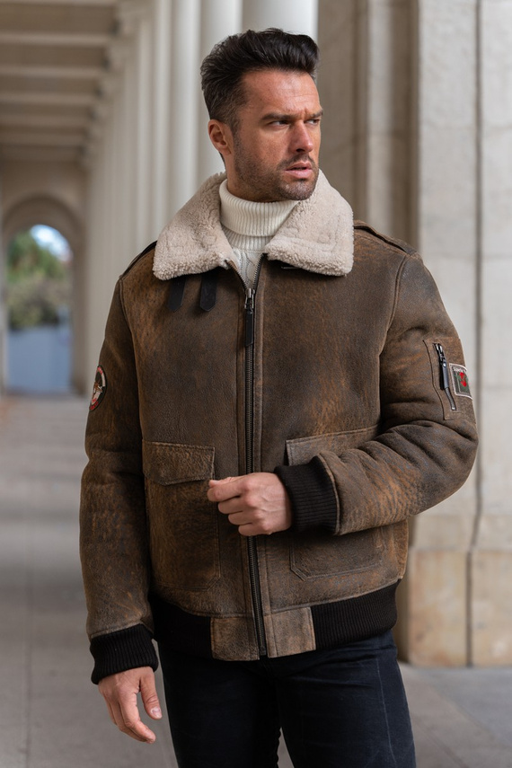 Brązowy kożuch typu pilotka 