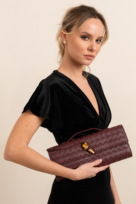 Bordowa kopertowa torebka z plecionej skóry