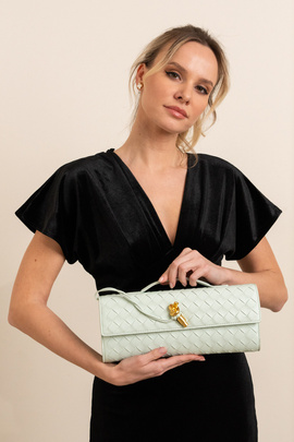 Miętowa kopertowa torebka z plecionej skóry