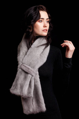 Szafirowy futrzany szalik z norki