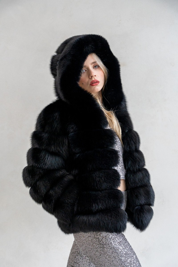Czarne futro z kapturem z lisów fińskich
