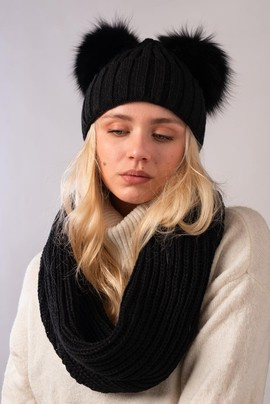 Czarny komin oraz czapka z pomponem z futra lisa